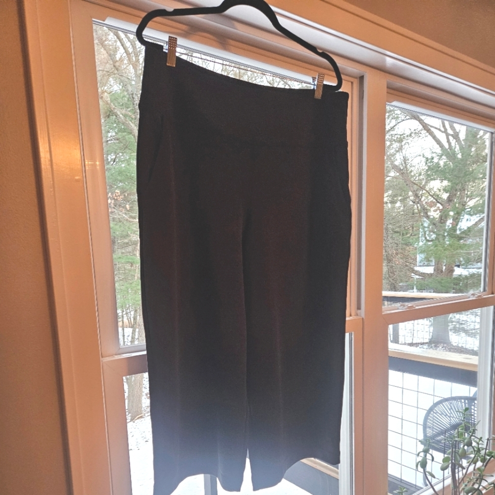 Athleta wide leg seasoft cropped pants, scuba-feel.
